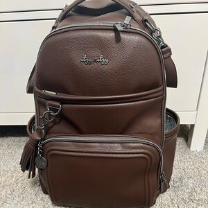 Itzy Ritzy Boss Plus in Espresso